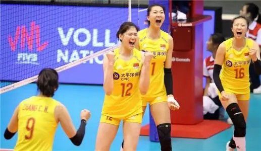 偷看体育老师洗澡被他抓到